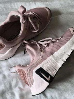 Nike Women’s Metcon 6 Glitter Rose Gold Training Sneakers Size 9.5